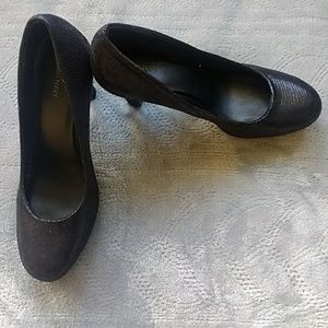 Timeless, casual black heels